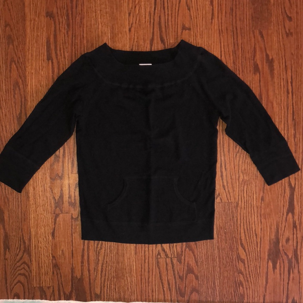 Lightweight black sweater with front kangaroo pocket